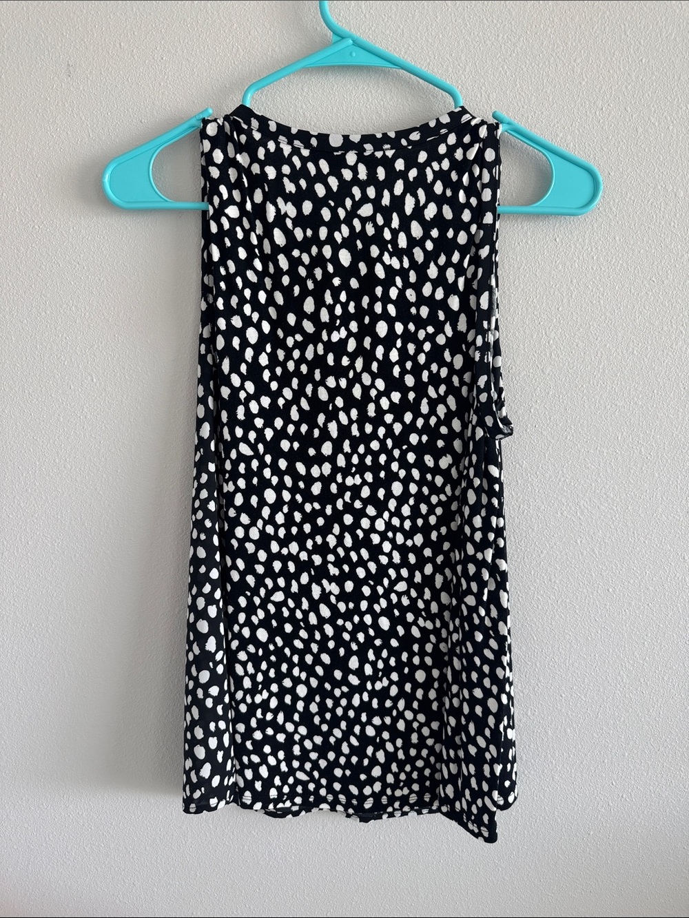 LOFT Black and White Dot V-Neck Sleeveless Top - Picture 3 of 4